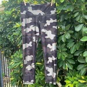 Mid-rise Camo Performance Capri XS Cropped Active Leggings Tan & Dark Brown